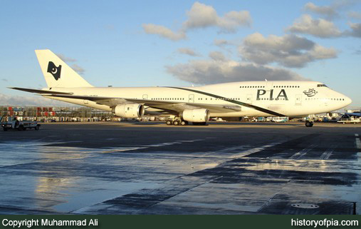 PIA Boeing 747-367